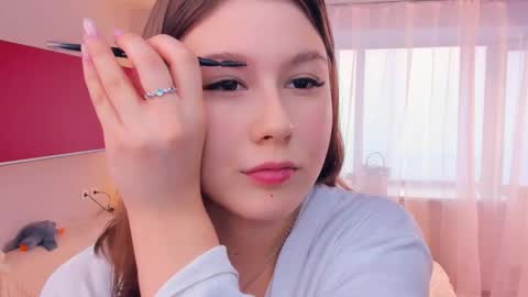 Snapshot of minditrelles chatting on November 1, 7:10 am Mindi online show from November 1, 7:10 am