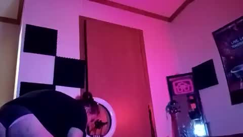 mindyourvib3z online show from June 18, 9:14 am