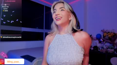 Snapshot of ming_yue_ chatting on January 15, 2:17 am My name is Fer Nice to meet you  give it a thumbs up please its important online show from January 15, 2:17 am