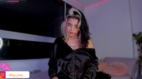 Snapshot of ming_yue_ chatting on February 14, 6:02 am My name is Fer Nice to meet you  give it a thumbs up please its important online show from February 14, 6:02 am