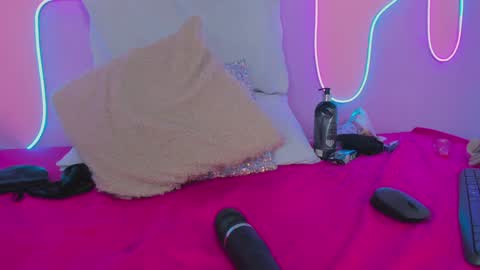 Snapshot of mingie_rouse chatting on January 18, 5:37 pm Mingie online show from January 18, 5:37 pm