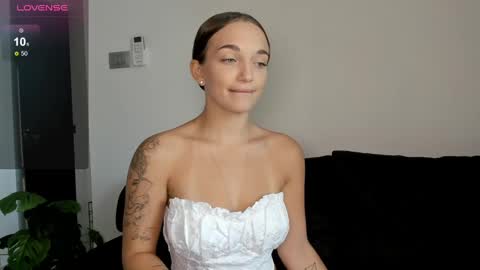 Snapshot of minimaia chatting on March 5, 2:03 am Maya online show from March 5, 2:03 am