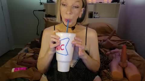Snapshot of minxtessarae chatting on April 28, 2:10 am Tessa Rae online show from April 28, 2:10 am