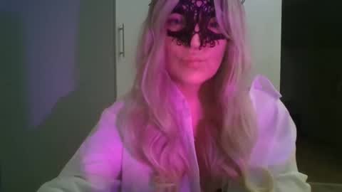 Snapshot of mionerra chatting on November 17, 4:57 pm Margo online show from November 17, 4:57 pm