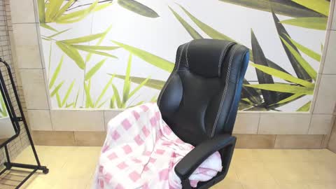 Snapshot of mira_karter chatting on December 8, 7:37 am Mira online show from December 8, 7:37 am