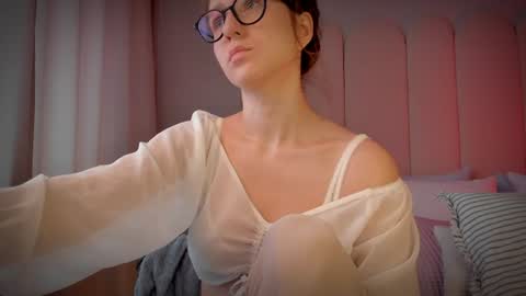 Snapshot of mira_kraviz chatting on June 22, 9:39 am Mira online show from June 22, 9:39 am
