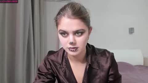 Mira online show from October 31, 10:00 pm