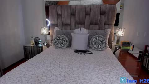 Snapshot of mirandacollins_ chatting on October 1, 11:55 pm Miranda online show from October 1, 11:55 pm