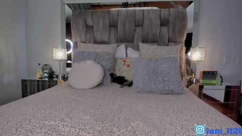 Snapshot of mirandacollins_ chatting on May 16, 12:29 am Miranda online show from May 16, 12:29 am