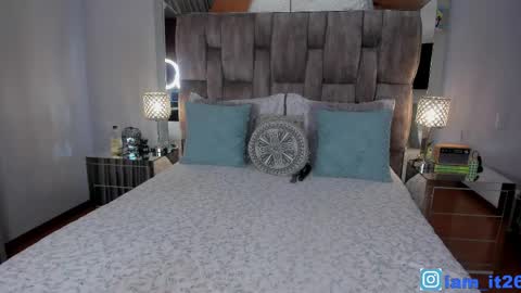 Snapshot of mirandacollins_ chatting on May 21, 1:12 am Miranda online show from May 21, 1:12 am