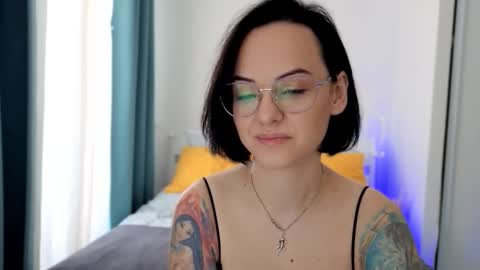 Snapshot of miraskyy chatting on October 1, 9:26 am MiraSkyy online show from October 1, 9:26 am