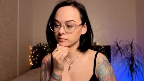 MiraSkyy online show from December 3, 4:27 pm