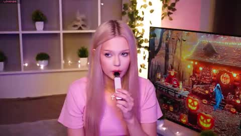 Snapshot of mirianscorgie chatting on October 31, 9:49 pm Elsa online show from October 31, 9:49 pm