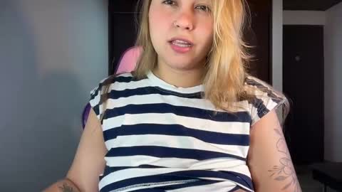 Snapshot of mirilinda chatting on November 13, 2:43 am mirilinda online show from November 13, 2:43 am