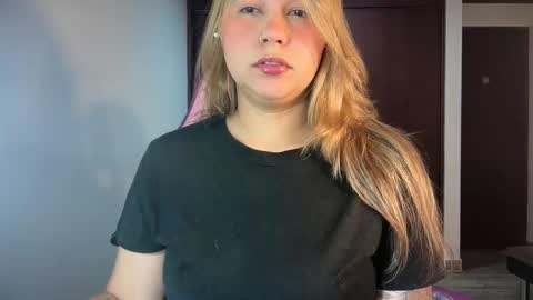 Snapshot of mirilinda chatting on November 18, 3:34 am mirilinda online show from November 18, 3:34 am