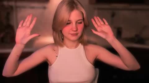 Snapshot of mirrameow chatting on November 22, 6:45 am Mira online show from November 22, 6:45 am