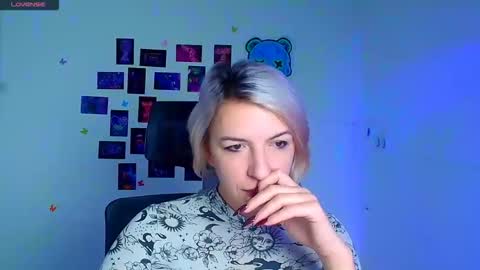 Snapshot of mishelle_blondie chatting on November 29, 7:11 am Mishelle online show from November 29, 7:11 am