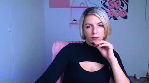 Snapshot of mishelle_blondie chatting on December 1, 12:21 pm Mishelle online show from December 1, 12:21 pm