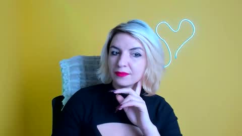 Snapshot of mishelle_blondie chatting on December 3, 8:07 pm Mishelle online show from December 3, 8:07 pm