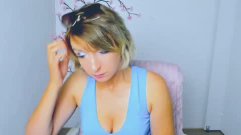 Snapshot of mishelle_blondie chatting on July 17, 6:42 am Mishelle online show from July 17, 6:42 am