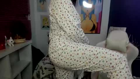 Snapshot of mishka__ chatting on January 7, 12:57 am Mishka online show from January 7, 12:57 am