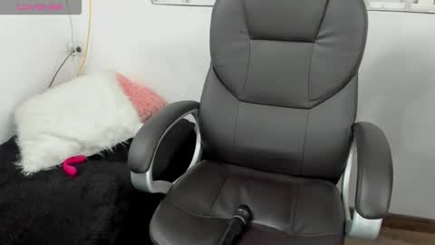 Snapshot of mishka__ chatting on February 14, 11:01 pm Mishka online show from February 14, 11:01 pm