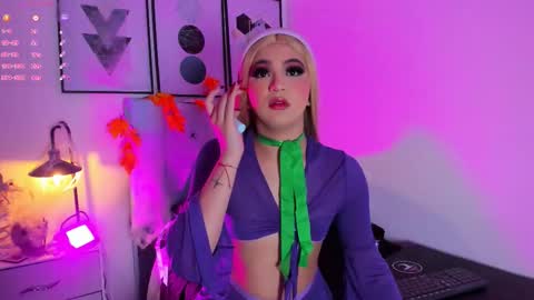 Snapshot of miss__ivy chatting on October 31, 12:17 pm online show from October 31, 12:17 pm