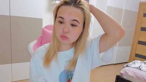 Snapshot of miss__selena chatting on February 8, 2:16 pm miss__selena online show from February 8, 2:16 pm