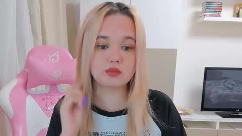 Snapshot of miss__selena chatting on February 18, 5:21 pm miss__selena online show from February 18, 5:21 pm