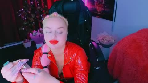 Snapshot of miss_alice_silver chatting on April 28, 6:24 pm miss_alice_silver online show from April 28, 6:24 pm