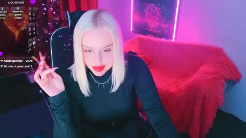 Snapshot of miss_alice_silver chatting on June 6, 8:24 pm miss_alice_silver online show from June 6, 8:24 pm