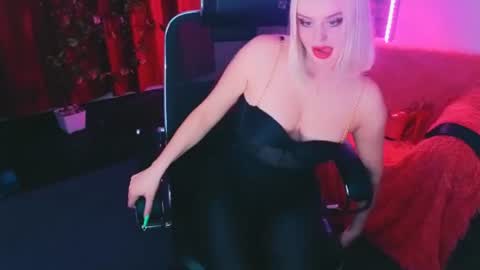 Snapshot of miss_alice_silver chatting on June 10, 7:02 pm miss_alice_silver online show from June 10, 7:02 pm
