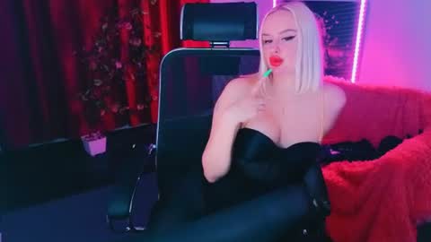 Snapshot of miss_alice_silver chatting on June 14, 8:22 pm miss_alice_silver online show from June 14, 8:22 pm