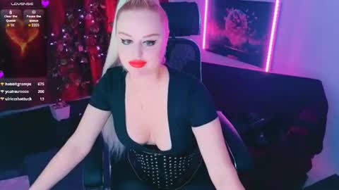 Snapshot of miss_alice_silver chatting on June 21, 6:32 pm miss_alice_silver online show from June 21, 6:32 pm