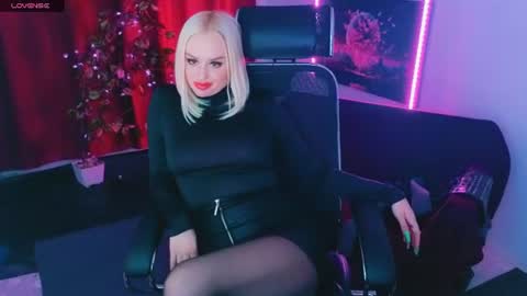 Snapshot of miss_alice_silver chatting on June 22, 5:32 pm miss_alice_silver online show from June 22, 5:32 pm