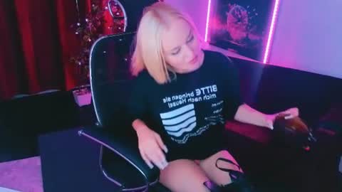 Snapshot of miss_alice_silver chatting on July 16, 6:25 pm miss_alice_silver online show from July 16, 6:25 pm