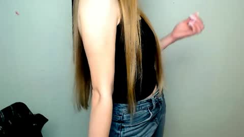 Snapshot of miss_angelina_ chatting on May 20, 6:08 am Angelina online show from May 20, 6:08 am