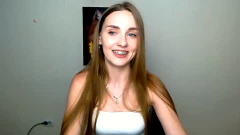 Snapshot of miss_angelina_ chatting on June 15, 5:53 am Angelina online show from June 15, 5:53 am