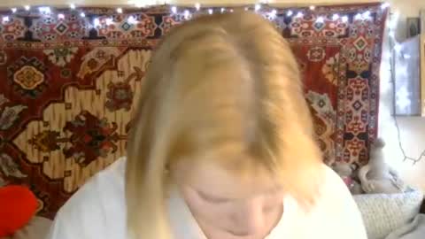 Snapshot of miss_elistia_ chatting on August 3, 11:15 am Elis online show from August 3, 11:15 am