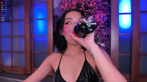 Snapshot of miss_evolet chatting on April 24, 6:32 pm Evoleth online show from April 24, 6:32 pm