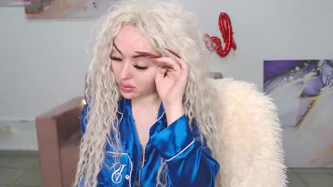 Snapshot of miss_kiten chatting on February 15, 8:11 pm miss_kiten online show from February 15, 8:11 pm