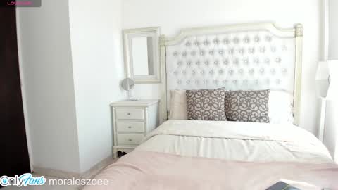 Snapshot of miss_smithx chatting on December 5, 4:01 pm Zoee     online show from December 5, 4:01 pm