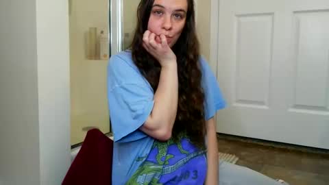 Snapshot of miss_sunshine01 chatting on June 7, 7:28 pm Bella online show from June 7, 7:28 pm