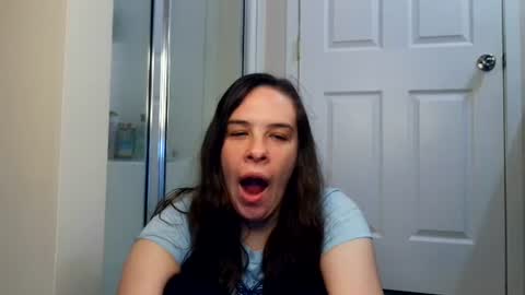 Snapshot of miss_sunshine01 chatting on June 27, 3:22 am Bella online show from June 27, 3:22 am