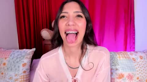 Snapshot of miss_veronica2 chatting on October 1, 1:28 pm Miss Veronica online show from October 1, 1:28 pm