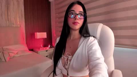 Snapshot of missangela3 chatting on October 22, 12:27 pm Angela Romero online show from October 22, 12:27 pm