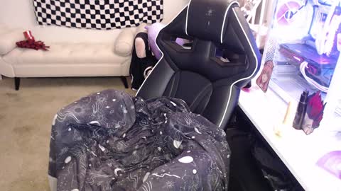 missdanibluee online show from December 3, 11:33 am