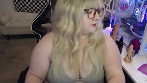 missdanibluee online show from December 12, 8:47 am