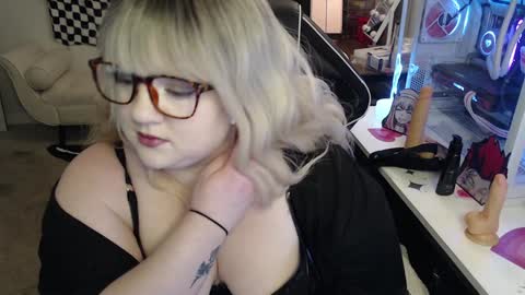 missdanibluee online show from December 19, 8:56 am