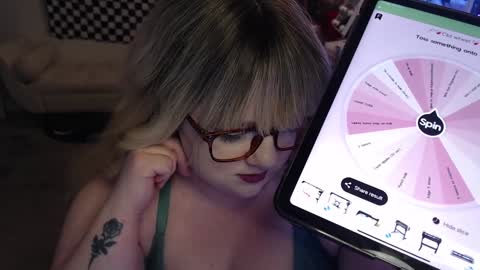 missdanibluee online show from February 3, 11:31 am